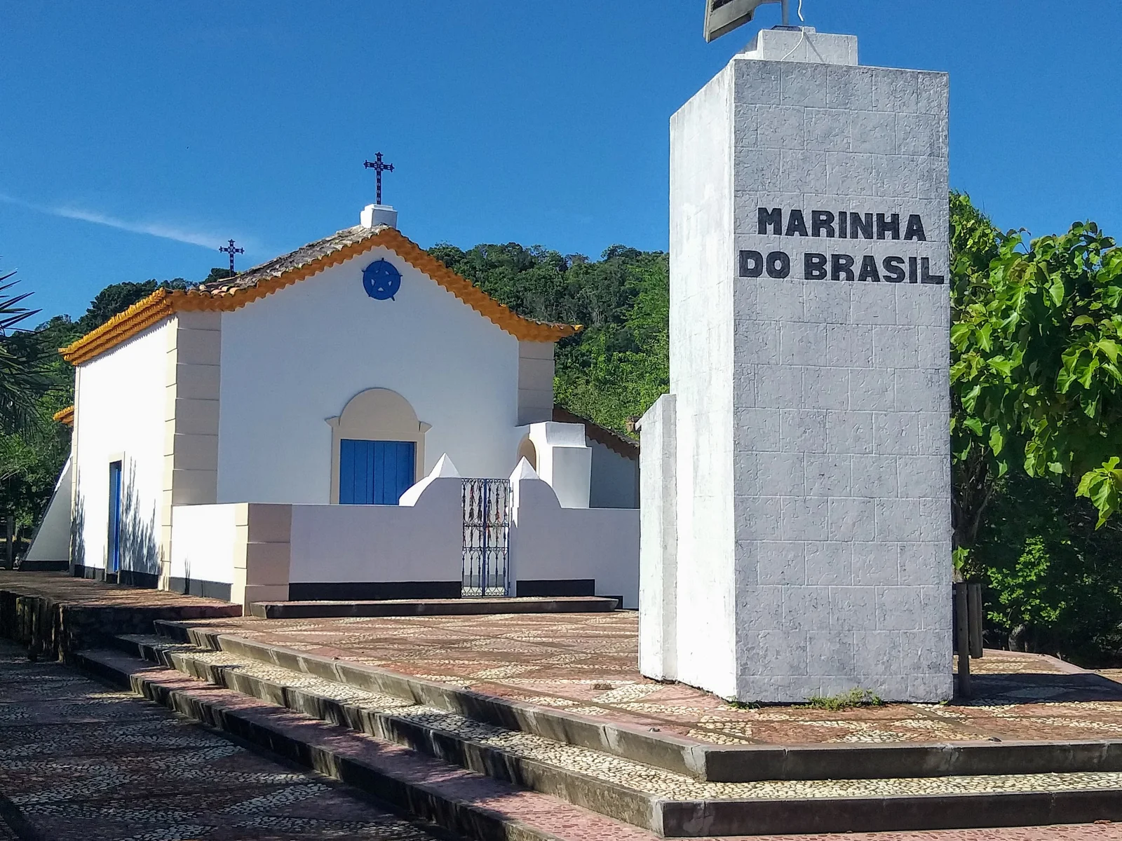 Farol da Ilha dos Frades.jpg