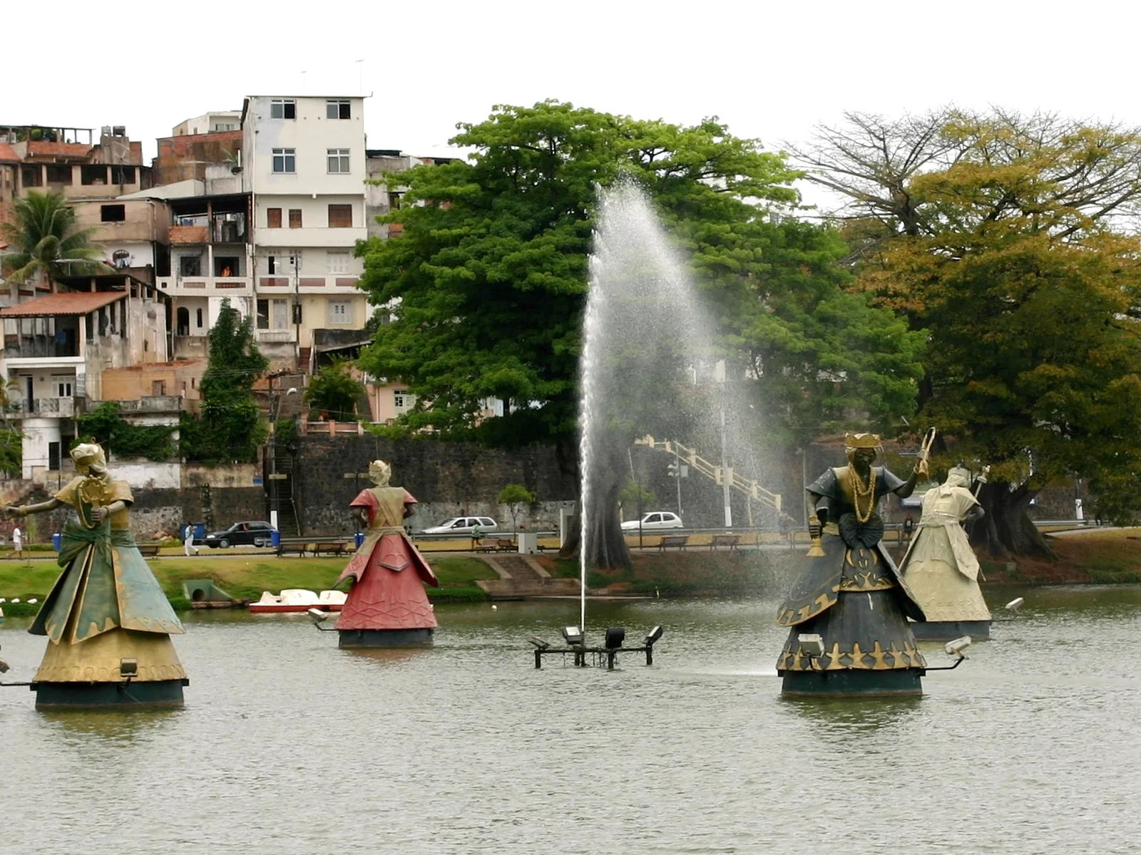 Orixás du dique do Tororó à Salvador (Bahia), Brésil.jpg