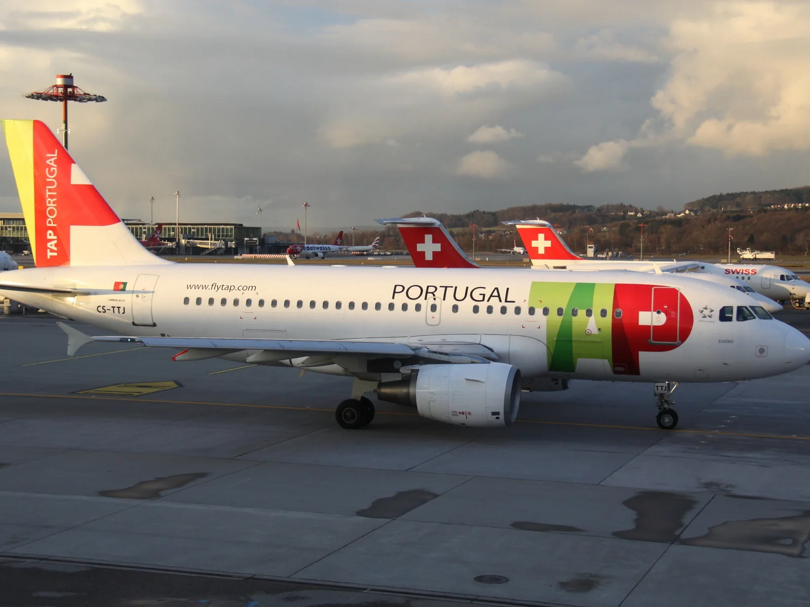 CS-TTJ Airbus A319 TAP Air Portugal (13016921863).jpg