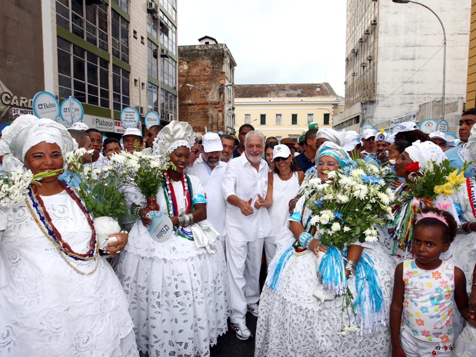 Governador Jaques Wagner com baianas na Lavagem do Bonfim (4273554417).jpg