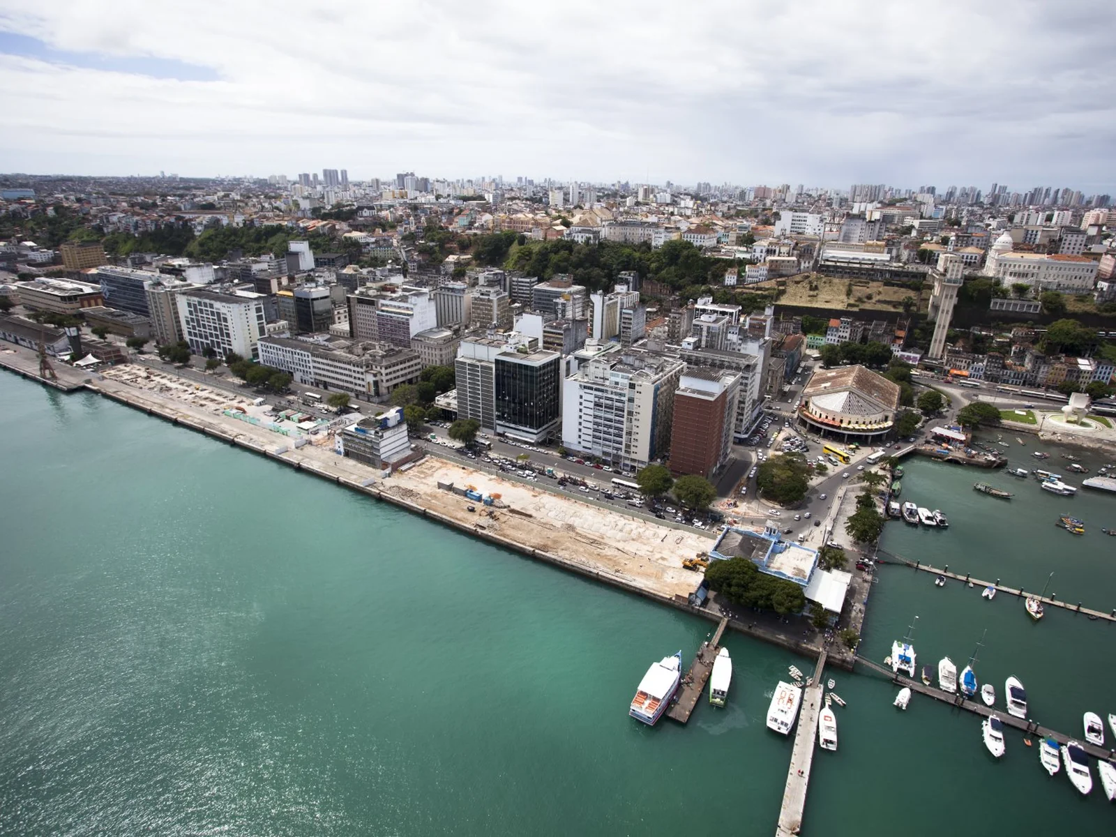 Vista aérea do porto de salvador e bairro do comércio.jpg