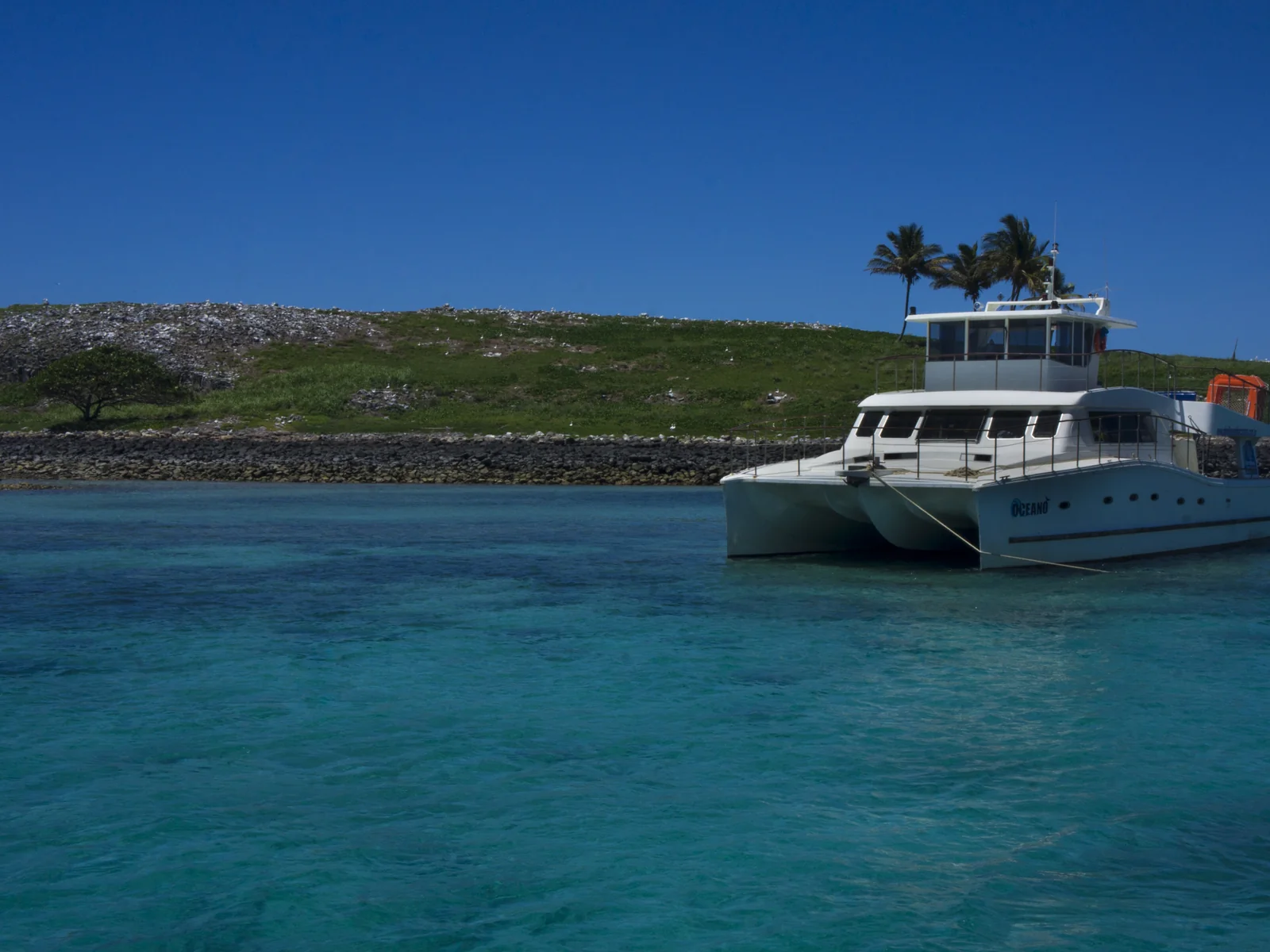 Catamarã com turista.jpg