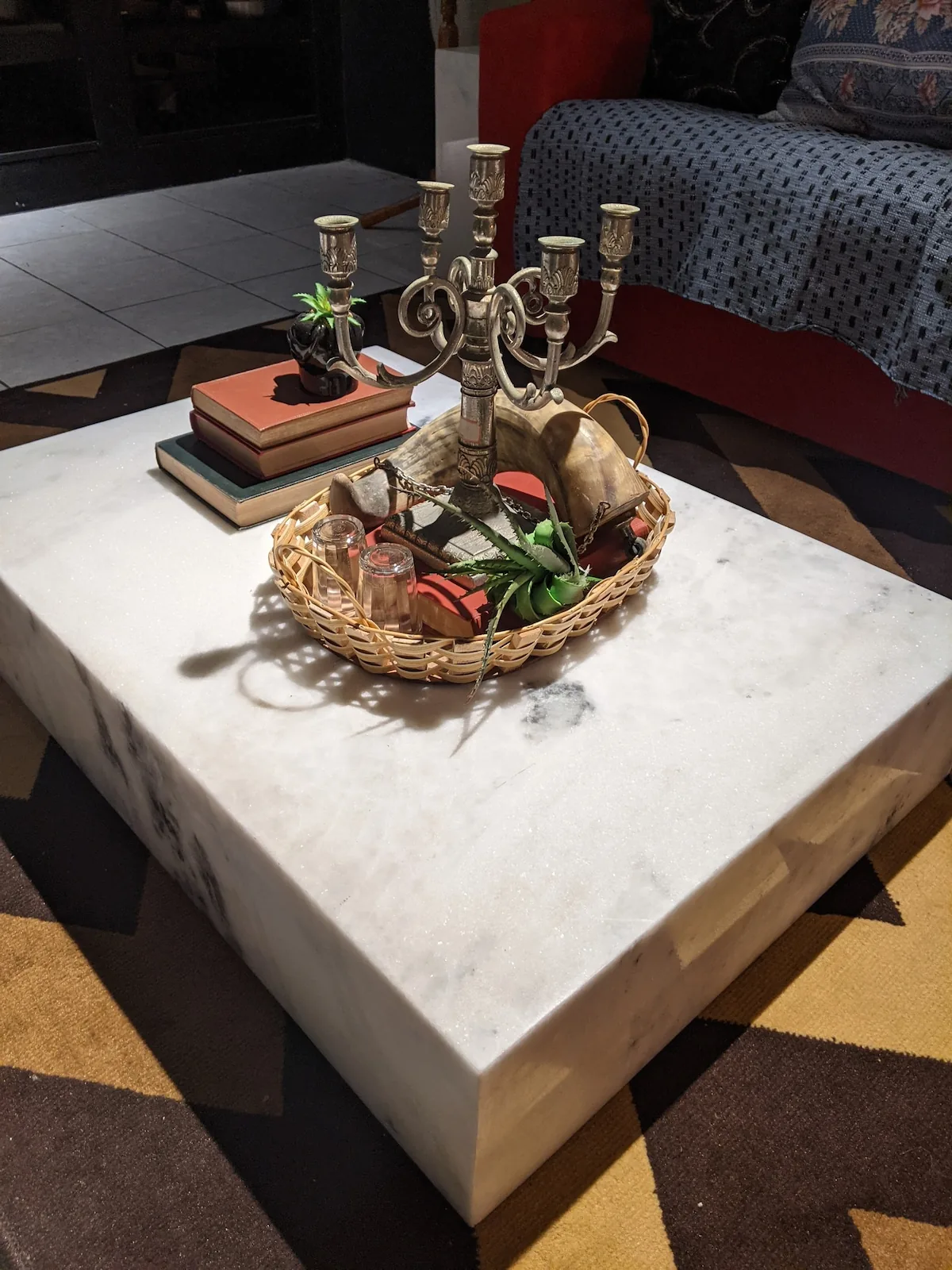 Mesa de centro em mármore com decoração de candelabro — Penthouse Jacuzzi ao Lado do Elevador, Salvador, Bahia