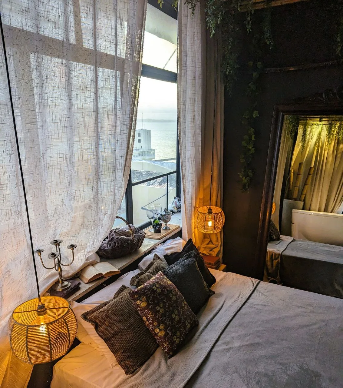 Vista do elevador Lacerda e do mar (baía de Todos os Santos) — Penthouse Jacuzzi ao Lado do Elevador, Salvador, Bahia