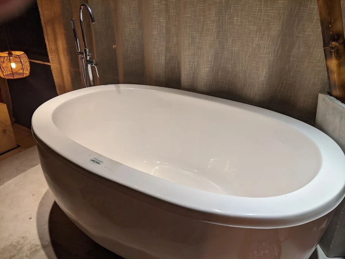 Banheira espaçosa. Cabem 2 pessoas — Penthouse Jacuzzi ao Lado do Elevador, Salvador, Bahia